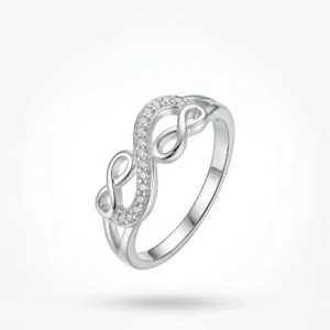 Srebrni prsten Pave infinity 925 sa nizom cirkona na beloj pozadini