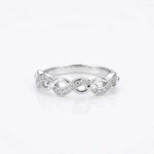 Srebrni ženski prsten 925 sa isprepletenim motivom beskonačnosti i cirkonima Zauvek.
