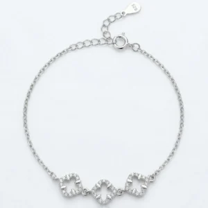 Srebrna narukvica sa centralnim motivom deteline sa četiri lista ukrašenom svetlucavim cirkonima