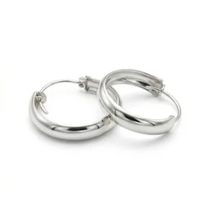 Par srebrnih alki sa teksturiranim radom od srebra finoće 925