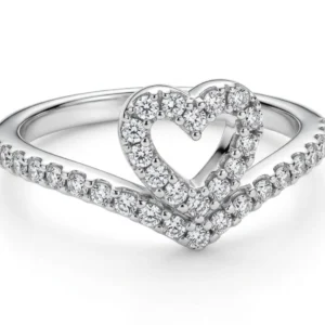 Srebrni prsten sa krupnim centralnim cirkonom u obliku srca i nizom sitnih cirkona na prstenu