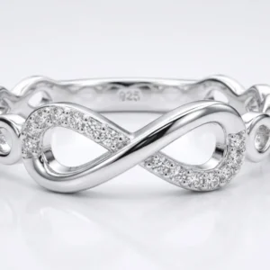 Srebrni prsten sa simbolom beskonačnosti ukrašenim sitnim cirkonima od srebra 925