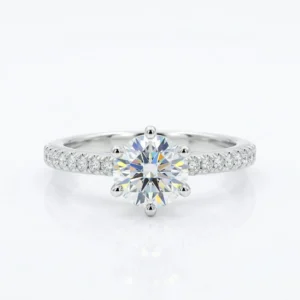 Srebrni prsten sa velikim centralnim cirkonom i nizom sitnih cirkona na prstenu