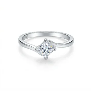 Srebrni prsten sa jednim centralnim kockastim cirkonom od srebra 925