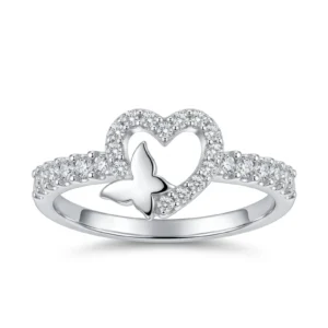 Srebrni prsten sa konturom srca ukrašenom cirkonima i malim srebrnim leptirom unutra.