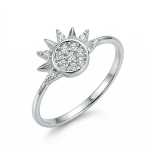 Srebrni prsten sa kružnim motivom ispunjenim cirkonima i detaljima u obliku sunčevih zraka