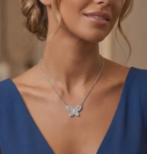 srebrna ogrlica crystal leptir 925 kristali  na modelu
